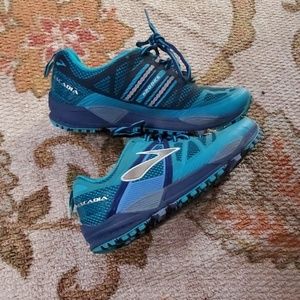 Brooks Cascadia 10 athletic shoes